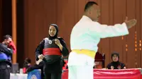 Atlet pencak silat putri Indonesia, Safira Dwi Meilani saat menghadapi wakil Vietnam,&nbsp;Nguyen Huang Hong An pada nomor tanding putri kelas B Pencak Silat SEA Games 2023 di Chroy Changvar International Convention and Exhibition Center, Phnom Penh, Kamboja, Rabu (10/05/2023). (Bola.com/Abdul Aziz)