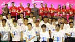 Menpora Imam Nahrawi bersama legenda bulu tangkis dan anak-anak berfoto bersama dalam acara bertajuk BRI Berbagi Raket Juara Road to The Mext Champions di Jakarta, Sabtu (1/10). (Liputan6.com/Immanuel Antonius)