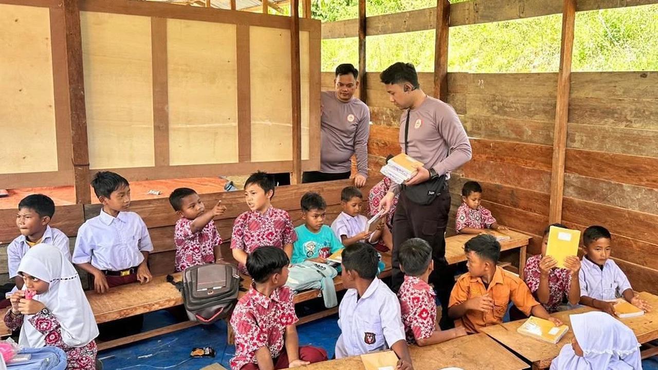 Mahasiswa STIK Sindikat IX bantu warga terdampak bencana