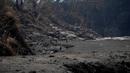 Petugas penyelamat melakukan operasi pencarian pascaerupsi Gunung Semeru di Desa Curah Kobokan, Lumajang, Jawa Timur, 10 Desember 2021. Panasnya material yang menimbun para korban dinilai membahayakan tim SAR yang melakukan operasi pencarian. (Juni Kriswanto/AFP)