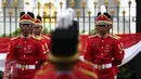 Sejumlah anggota Paspampres menjalani prosesi serah terima pergantian pasukan jaga Istana Kepresiden di depan Istana Merdeka, Minggu (28/8). Ini merupakan pelaksanaan seremoni pergantian pasukan jaga istana yang kedua kalinya (Liputan6.com/Faizal Fanani)