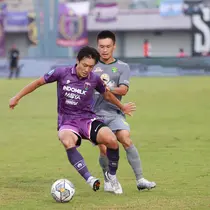 Pemain Persebaya Surabaya, Sho Yamamoto, berusaha melewati pemain Persita Tangerang, Bae Sin-yeong, pada laga Liga 1 di Stadion Indomilk Arena, Tangerang, Rabu (18/1/2023). Persebaya menang dengan skor 5-0. (Bola.com/M Iqbal Ichsan)