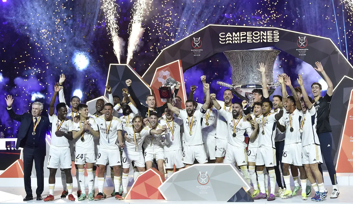 Pemain Real Madrid mengangkat trofi Piala Super Spanyol setelah mengalahkan Barcelona dengan skor 4-1 di Stadion King Saud University, Riyadh, Arab Saudi Senin (15/1/2024) dini hari WIB. (AP Photo)