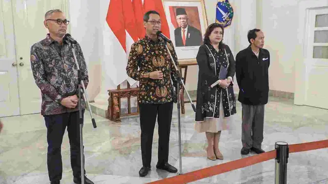 Penjabat (Pj) Gubernur DKI Jakarta Heru Budi Hartono bertemu Direktorat Jenderal (Dirjen) Kekayaan Negara Kementerian Keuangan (Kemenkeu) RI Rionald Silaban di Balai Kota DKI Jakarta.