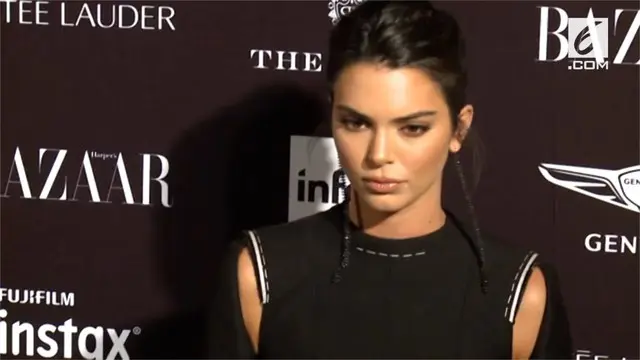 Kendall Jenner kembali mendapatkan predikat sebagai model dengan bayaran tertinggi versi majalah Forbes. Ia tercatat mendapatkan bayaran sebesar USD 22,5 juta atau sekitar Rp 327 miliar.