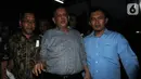 Ekspresi mantan Direktur Utama PT PLN (Persero) Sofyan Basir (tengah) saat keluar dari Rumah Tahanan KPK, Jakarta, Senin (4/11/2019). Sebelumnya, Sofyan Basir divonis bebas oleh Majelis Hakim atas dakwaan menerima suap terkait proyek pembangunan PLTU Riau-1. (merdeka.com/Dwi Narwoko)
