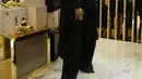 Asmara Abigail terlihat memukau. Serba hitam dengan long coat, celana pallazo dan topi dengan statement accessories. / Foto: Adrian - Fimela.com.