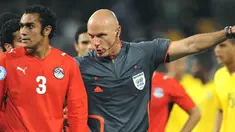Wasit Inggris, Howard Webb mengusir pemain Mesir, Ahmed al Muhamadi, akibat handball dalam pertandingan Piala Konfederasi 2009 Brasil vs Mesir pada 15 June 2009 di Free State Stadium, Bloemfontein. AFP PHOTO/ROBERTO SCHMIDT