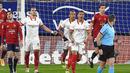 Bek Sevilla, Diego Carlos (ketiga dari kanan) melakukan selebrasi usai mencetak gol pertama timnya ke gawang Osasuna dalam laga lanjutan Liga Spanyol 2020/21 pekan ke-24 di El Sadar Stadium, Plampona, Senin (22/2/2021). Sevilla menang 2-0 atas Osasuna. (AFP/Ander Gillenea)