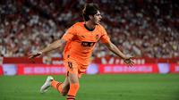 Pada menit ke-88, Valencia sukses mencetak gol kedua. Javi Guerra melakukan tembakan dengan kaki kanan dari bagian tengah kotak 16 ke sudut kiri atas. Assist oleh Hugo Duro dan membuat kedudukan menjadi 2-1 untuk Valencia hingga laga berakhir. (CRISTINA QUICLER/AFP)
