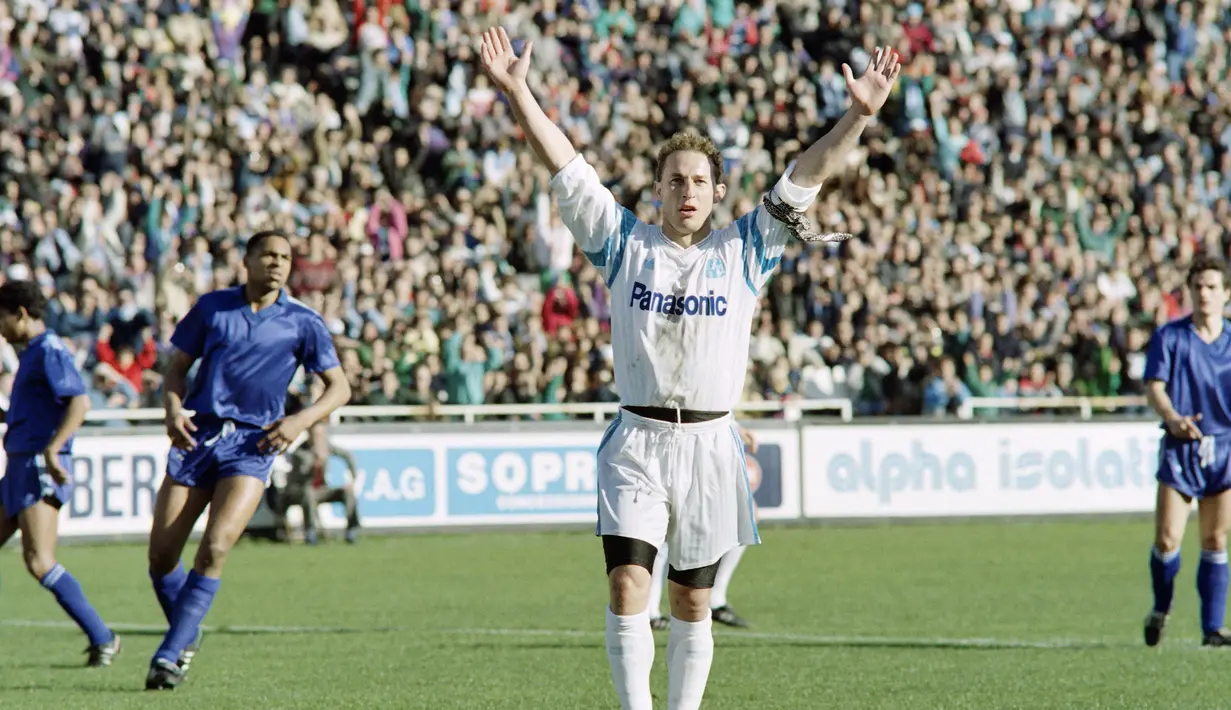 Jean-Pierre Papin. Eks striker Prancis yang kini beusia 58 tahun ini menjadi pesepak bola Prancis ketiga yang meraih gelar Ballon d'Or pada edisi 1991. Prestasinya saat itu adalah membawa Marseille meraih gelar Liga Prancis dan runner-up Piala Champions musim 1990/1991. Hebatnya, ia juga menjadi top skor dalam dua ajang tersebut. (AFP/Jacques Demarthon, Eric Cabanis)