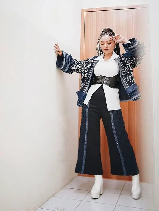 Sesekali ia tampil etnik dengan kain wastra nusantara  (Instagram @sitibadriahh)