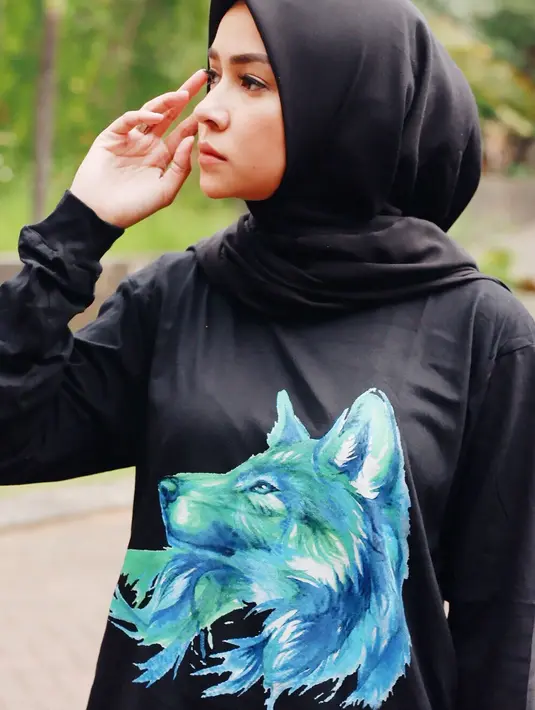 Gaya berbusana Aryani dengan hijabnya memang tak pernah berlebihan. Apalagi dalam kesehariannya, istri Donny Michael ini sering mengenakan kaus dan memadukannya dengan gaya hijab yang sederhana. (Instagram/aryanifitriana24)