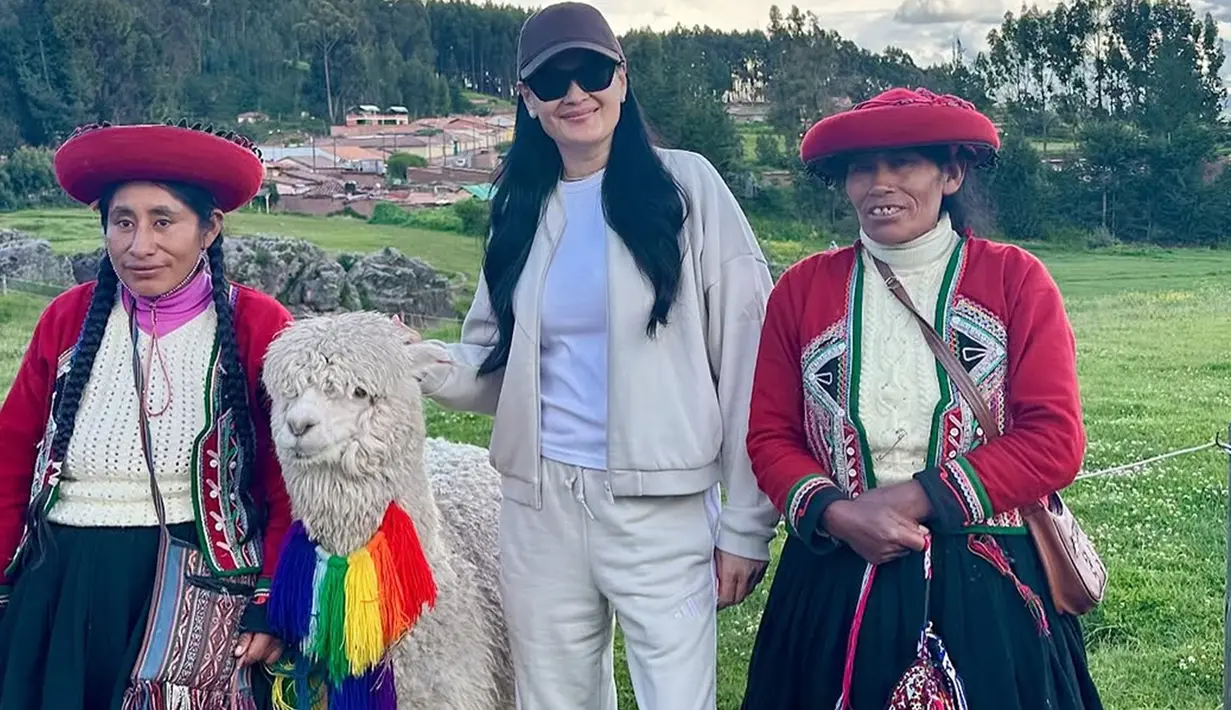Dalam unggahan terbaru, Donna Harun membagikan liburan menariknya di alam terbuka. Kali ini, ia mengunjungi Peru, 2 kilometer dari Kota Cusco, ia bertemu dengan penduduk lokal bergaun warna-warni dengan seekor alpaca. Orang-orang menyebutnya dengan, Alpaca ladies of cusco. (Liputan6.com/IG/@donnaharunofficial)