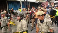 Warga Kampung Pulo diamankan petugas (Liputan6.com/Nafiysul Qodar)
