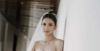 Mikha Tambayong pakai gaun pengantin milik mendiang mama yang dipoles Jeffry Tan [@thebridestory]