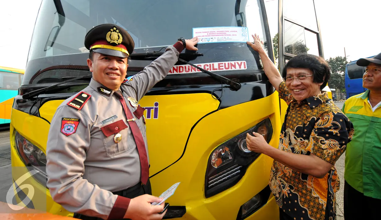 Pemerhati anak Seto Mulyadi (Kak Seto) bersama pihak kepolisian menempel stiker Mudik Ramah Anak, Disabilitas (MRAD) 2015 di terminal Kampung Rambutan, Jakarta, Jumat (10/7/2015).  (Liputan6.com/Yoppy Renato)