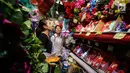 Calon pembeli melihat pernak-pernik Natal di kawasan Pasar Asemka, Jakarta, Selasa (12/12). Berbagai pernak-pernik Natal untuk hiasan pohon dan rumah dijual dengan harga Rp 100 ribu - Rp 10 juta tergantung model dan variasi. (Liputan6.com/Faizal Fanani)