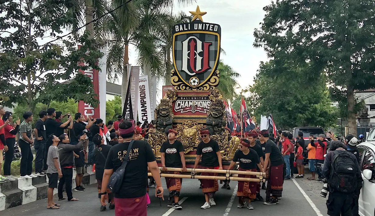 Kemeriahan parade budaya yang diadakan oleh Bali United di sepanjang Jalan By Pass Dharma Giri menuju Stadion Kapten I Wayan Dipta, Bali, Senin (23/12). Parade budaya diadakan untuk merayakan gelar juara Bali United. (Bola.com/Aditya Wany)