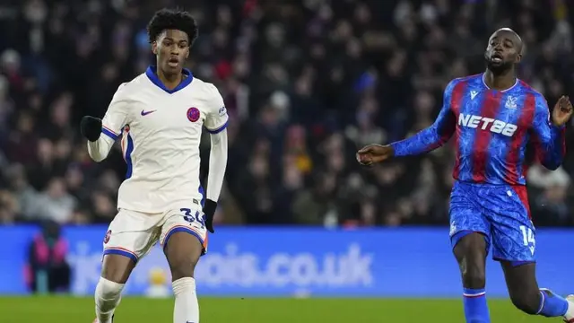 Josh Acheampong dan Jean-Philippe Mateta dalam laga Crystal Palace vs Chelsea di Premier League, Sabtu (4/1/2024) malam WIB.  (c) AP Photo/Dave Shopland