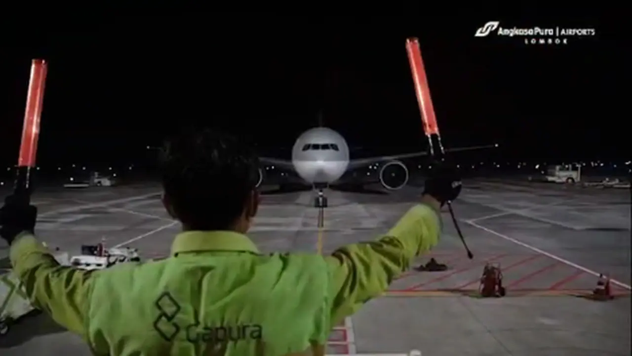 Pesawat kargo Boeing 777 Freighter yang membawa logistik balap World Superbike (WSBK) 2021 sukses mendarat di Bandara Lombok, Senin (8/11/2021). (Dok AP II)