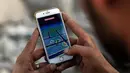 Seorang pria bermain Pokemon Go di daerah konflik Suriah, Damaskus (23/7). Ia tampak menemukan Pokemon diantara reruntuhan. (AFP PHOTO / Sameer Al-Doumy)