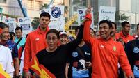 Menteri Susi Pudjiastuti duet bareng atlet Lalu Zohri Kampanye Makan Ikan di CFD, Jakarta, Minggu (29/7/2018). (Instagram)