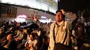 Warga berdoa untuk keselamatan Presiden Iran Ebrahim Raisi dan Menteri Luar Negeri Hossein Amir-Abdollahian di Lapangan Valiasr, pusat Teheran. Minggu (19/5/2024). (ATTA KENARE / AFP)