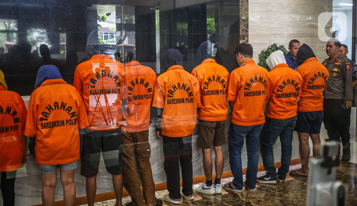Polisi juga menyita barang bukti berupa provider, ruter dan laptop dari tersangka judi daring. (Liputan6.com/Faizal Fanani)