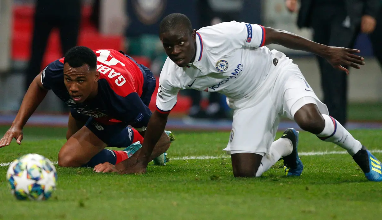 Pemain Lille Gabriel (kiri) berebut bola dengan pemain Chelsea N'Golo Kante pada lanjutan Liga Champions di Stade Pierre-Mauroy, Lille, Prancis, Rabu (2/10/2019). The Blues menang 2-1. (AP Photo/Michel Spingler)