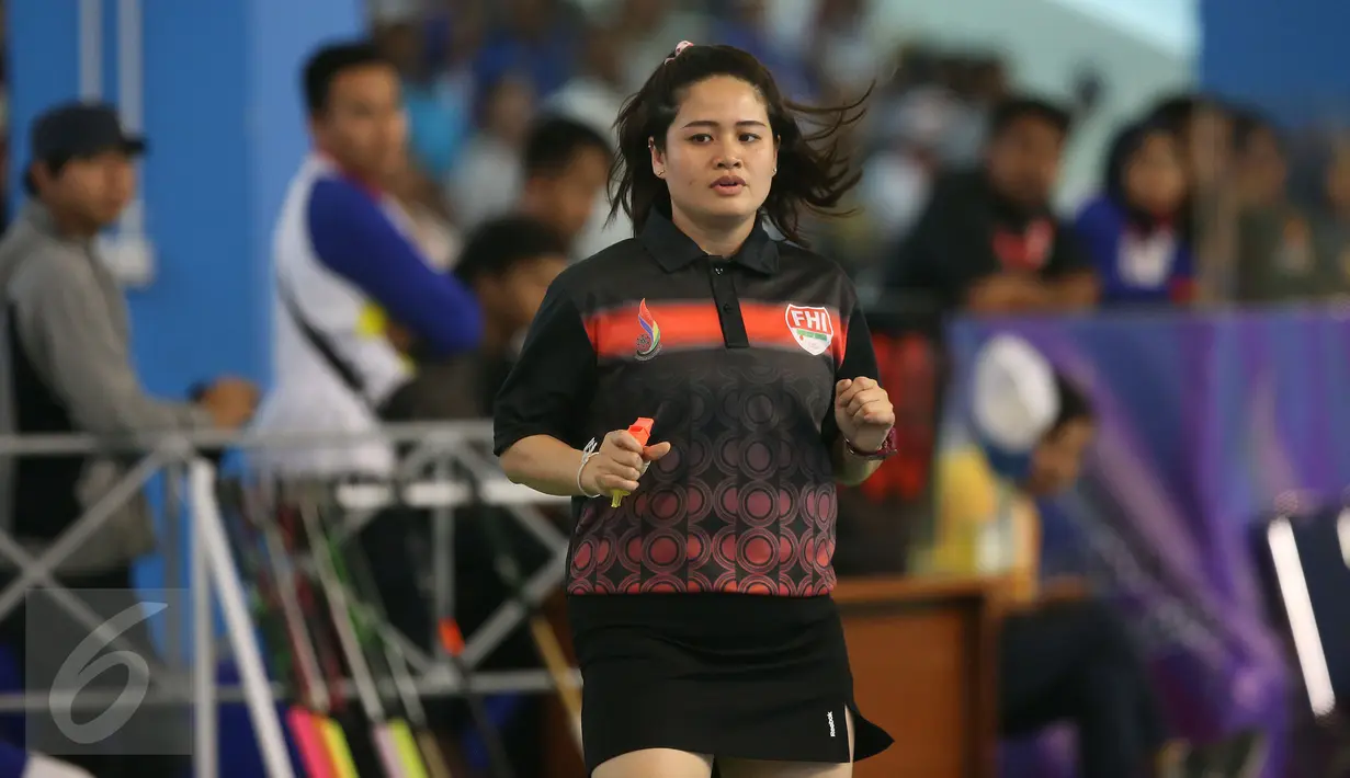 Wasit Ornpimol Kittiteerasopon berlari saat memimpin laga final hoki putri PON XIX Jabar antara DKI Jakarta melawan Papua di Gymnasium UPI, Bandung, Senin (19/9). DKI Jakarta unggul 4-2 atas Papua. (Liputan6.com/Helmi Fithriansyah)