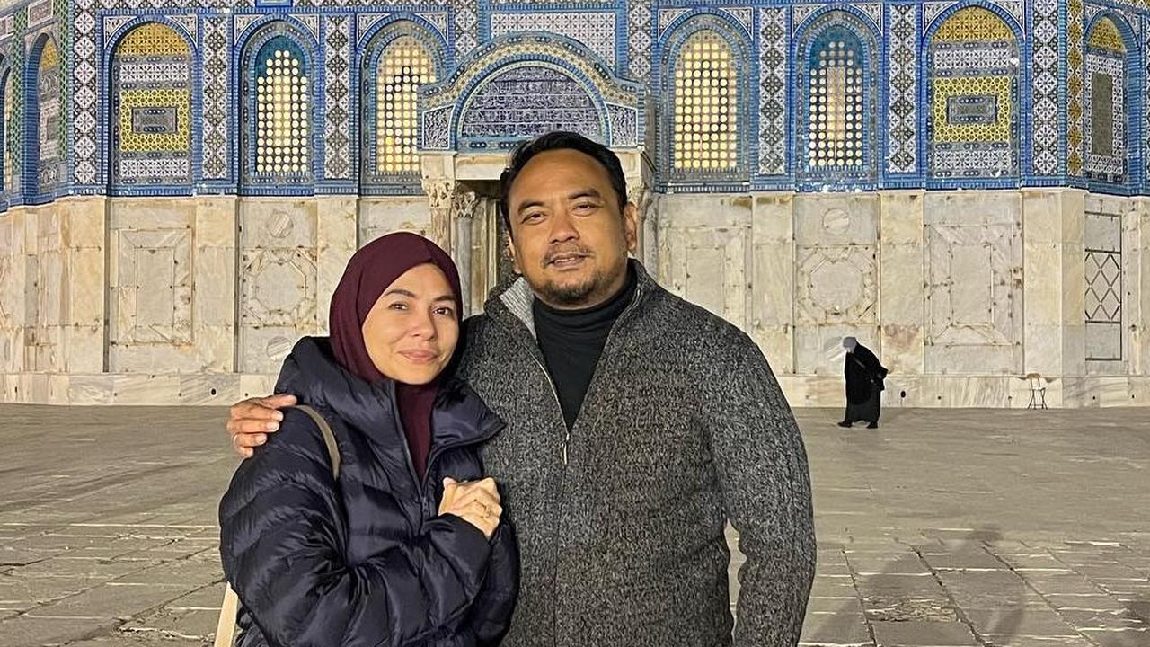 Potret Meisya Siregar dan Bebi Romeo saat Berkunjung ke Masjid Al Aqsa, Berderai Air Mata saat Panjatkan Doa di Malam Nisfu Syaban