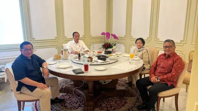 Ketua Umum PDI Perjuangan Megawati Soekarnoputri kembali bertemu Presiden Joko Widodo (Jokowi). Setelah sebelumnya bertemu di Istana Batu Tulis Bogor, kali ini pertemuan tersebut diadakan di Istana Merdeka Jakarta (Istimewa)
