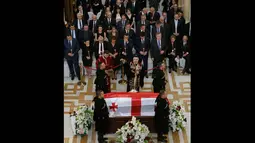 Peti mati Shevardnadze dihiasi dengan bendera kebangsaan dan bunga-bunga, Georgia, Minggu (13/7/14). (REUTERS/David Mdzinarishvili)