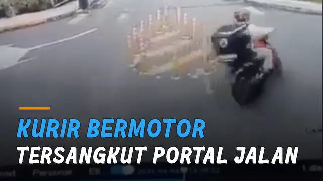 Usai belok, tasnya tersangkut portal jalan hingga membuatnya terbang dan lepas dari motornya.