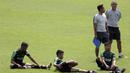 Asisten pelatih Timnas Indonesia U-22, Yunan Helmi dan Nova Arianto, berdiskusi saat latihan di Lapangan ABC Senayan, Jakarta, Selasa (8/1). Latihan ini merupakan persiapan jelang Piala AFF U-22. (Bola.com/Vitalis Yogi Trisna)