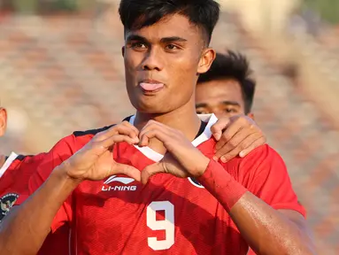 Timnas Indonesia U-22 memetik kemenangan kedua di ajang SEA Games 2023 setelah menghancurkan Myanmar dengan skor telak 5-0 dalam laga yang digelar di Olympic Stadium, Phnom Penh, Kamboja, Kamis (4/5/2023). Kelima gol tim asuhan Indra Sjafri dicetak melalui brace Ramadhan Sananta (29' dan 59') dan masing-masing satu gol dari Marselino Ferdinan (19'), Fajar Fathur Rahman (73') dan Titan Agung Fawwazi (87'). Dengan hasil ini Tim Garuda Muda sementara memimpin klasemen sementara Grup A dengan 6 poin, menggusur Kamboja yang baru mengoleksi 4 poin. (Bola.com/Abdul Aziz)