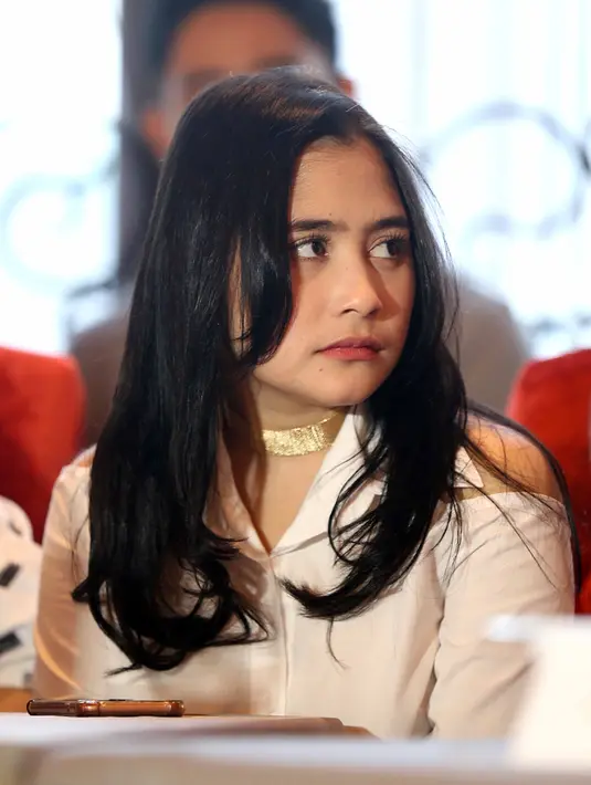 Ungkapan keprihatinan pemeran Prilly Latuconsina mendengar kabar ledakan bom di akhir penampilan Ariana Grande di Manchaster Arena, Inggris pada Senin (22/5). 19 orang tewas dan puluhan orang menderita luka-luka. (Nurwahyunan/Bintang.com)