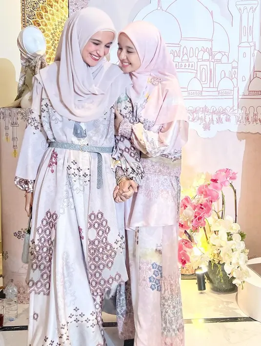 Shireen Sungkar bersama Laudya Cynthia Bella dalam balutan abaya yang serasi. Abaya yang dikenakan keduanya memiliki warna-warna pastel hangat, dipadu dengan hijab lebar yang menutupi area dada. Foto: Instagram.