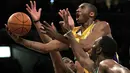 Pemain Los Angeles Lakers, Kobe Bryant berusaha memasukan bola dari kawalan dua pemain Boston Celtics Paul Pierce dan Al Jefferson selama pertandingan NBA di Los Angeles pada 23 Februari 2006. Kobe menghabiskan kariernya selama 20 tahun bersama  Los Angeles Lakers. (AP Photo/Branimir Kvartuc)