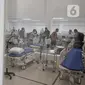 Petugas menyiapkan perlengkapan ruang isolasi Rumah Sakit Darurat Penanganan COVID-19 di Wisma Atlet, Kemayoran, Jakarta, Minggu (22/3/2019). RS Darurat Penanganan COVID-19 dilengkapi dengan ruang isolasi, laboratorium, radiologi, dan ICU. (merdeka.com/Iqbal S. Nugroho)