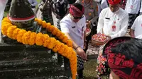 Bupati Tabanan, I Komang Gede Sanjaya pada upacara serta tabur bunga di Taman Makan Pahlawan Margarana, Jumat, (30/6/2023). (Liputan6.com/ist)