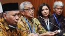 Mantan pimpinan KPK, Busyro Muqoddas (kedua kiri) memberi keterangan usai pertemuan dengan pimpinan KPK di Jakarta, Selasa (31/10). Pertemuan membahas perkembangan kasus penyerangan penyidik KPK, Novel Baswedan. (Liputan6.com/Helmi Fithriansyah)