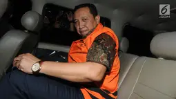 Sekretaris Jenderal KONI, Ending Fuad Hamidy memasuki mobil tahanan usai diperiksa di Gedung KPK, Jakarta, Kamis (20/12). Ending Fuad Hamidy ditetapkan sebagai tersangka dalam OTT terkait suap dana hibah dari Kemenpora ke KONI. (Merdeka.com/Dwi Narwoko)