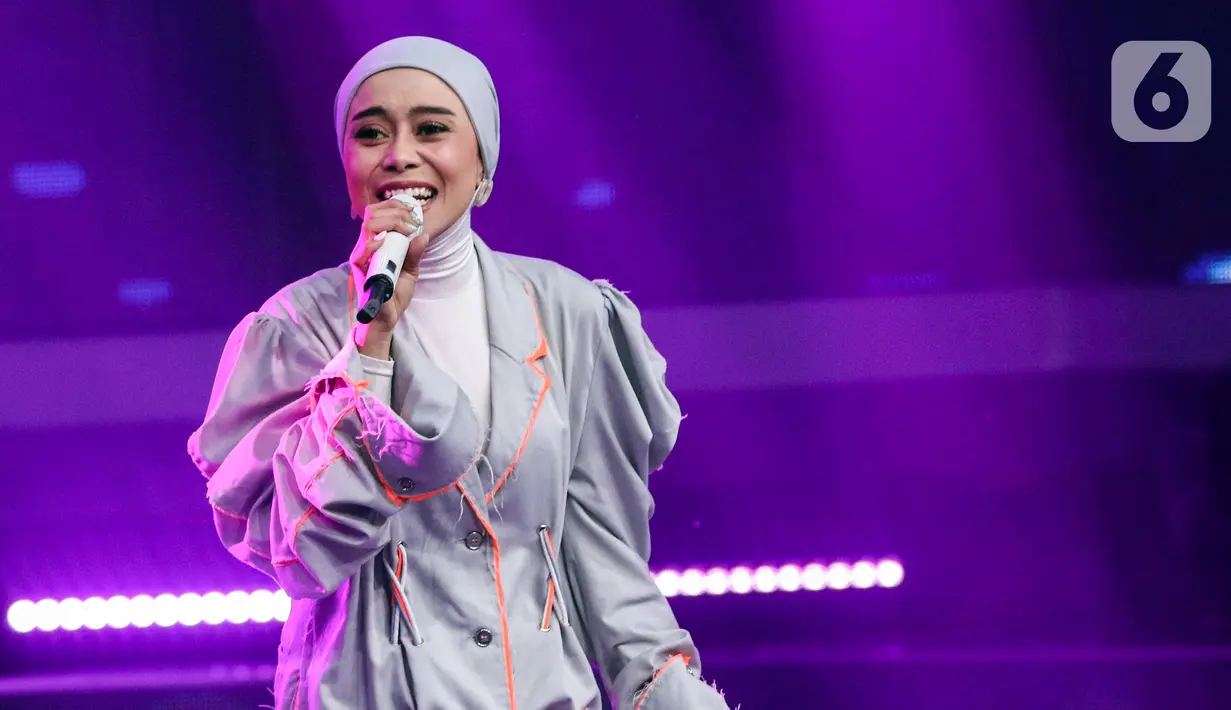 Istri dari Rizky Billar itu membawakan lagu Ikan Dalam Kolam sambil tak henti-hentinya mengajak para penonton untuk berinteraksi. (Liputan6.com/Angga Yuniar)