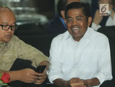 Menteri Sosial Idrus Marham duduk di lobi gedung KPK usai diperiksa penyidik, Jakarta, Kamis (26/7). Idrus diperiksa sebagai saksi untuk dua tersangka Wakil Ketua Komisi VII DPR Eni Maulani Saragih dan Johannes B Kotjo. (Merdeka.com/Dwi Narwoko)