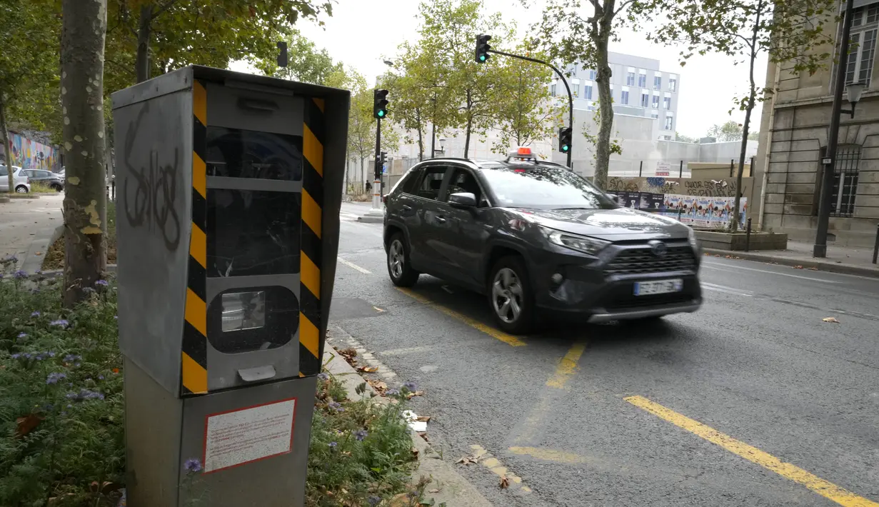 Kamera pengukur kecepatan kendaraan digambarkan di sebuah jalan di Paris, Senin (30/8/2021). Kota Paris telah mengeluarkan aturan yang membatasi kecepatan baru untuk pengemudi menjadi hanya 30 kilometer per jam untuk mengurangi kecelakaan dan membuat Paris lebih ramah pejalan kaki (AP/Francois Mori)