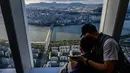 Pengunjung melihat pemandangan dari gedung pencakar langit Lotte World Tower 123 lantai di Seoul pada 22 September 2021. Lantai observatorium Lotte World Tower terbuat dari kaca, sehingga pemandangan ibu kota Korea Selatan bisa terlihat dengan jelas. (Anthony WALLACE / AFP)