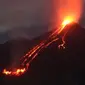 Gunung Lewotobi Laki-Laki di Kabupaten Flores Timur, Nusa Tenggara Timur (NTT) mengeluarkan lava pijar sejauh 2 kilometer, Minggu malam (14/1/2024). (Liputan6.com/ Ola Keda)