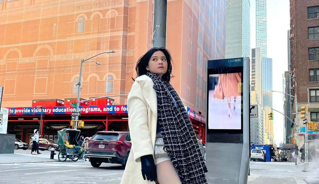 Tengah menjalani kulaih di Western Michigan University, saat ini Yoriko Angeline tengah vakum dalam dunia akting. Namun sebelum keberangkatannya ke Amerika, ia sudah banyak merampungkan proyek syuting saat ini tengah dipromosikan. Seperti serial Jingga dan Senja yang beradu akting dengan Abidzar Al Ghifari. (Liputan6.com/IG/@yorikooangln_)